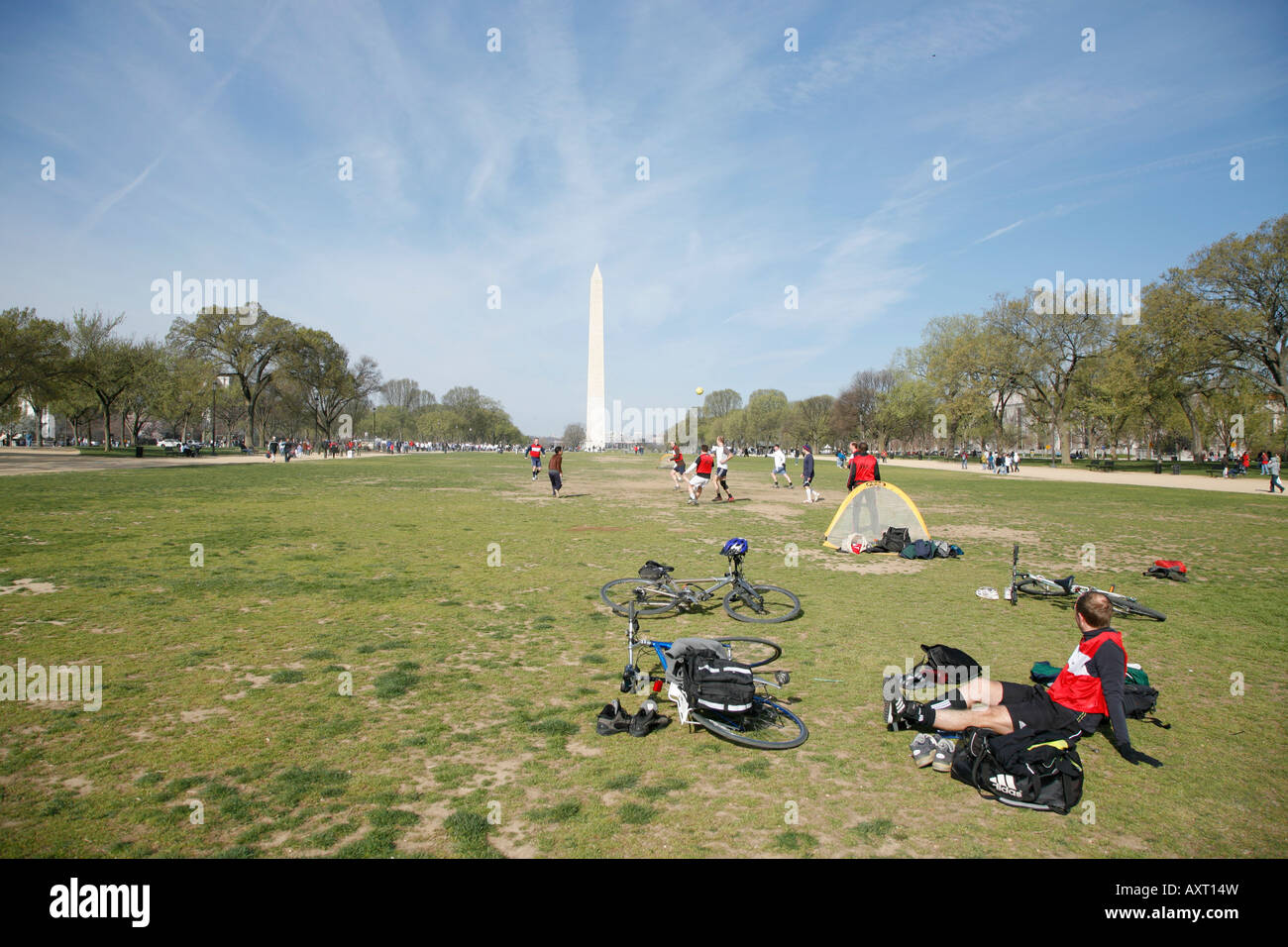 Les jeunes hommes jouant au football sur le Mall, Washington DC, USA Banque D'Images