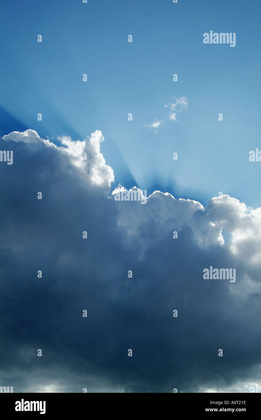 Ciel bleu nuages spectaculaires et de lumière à la verticale Banque D'Images