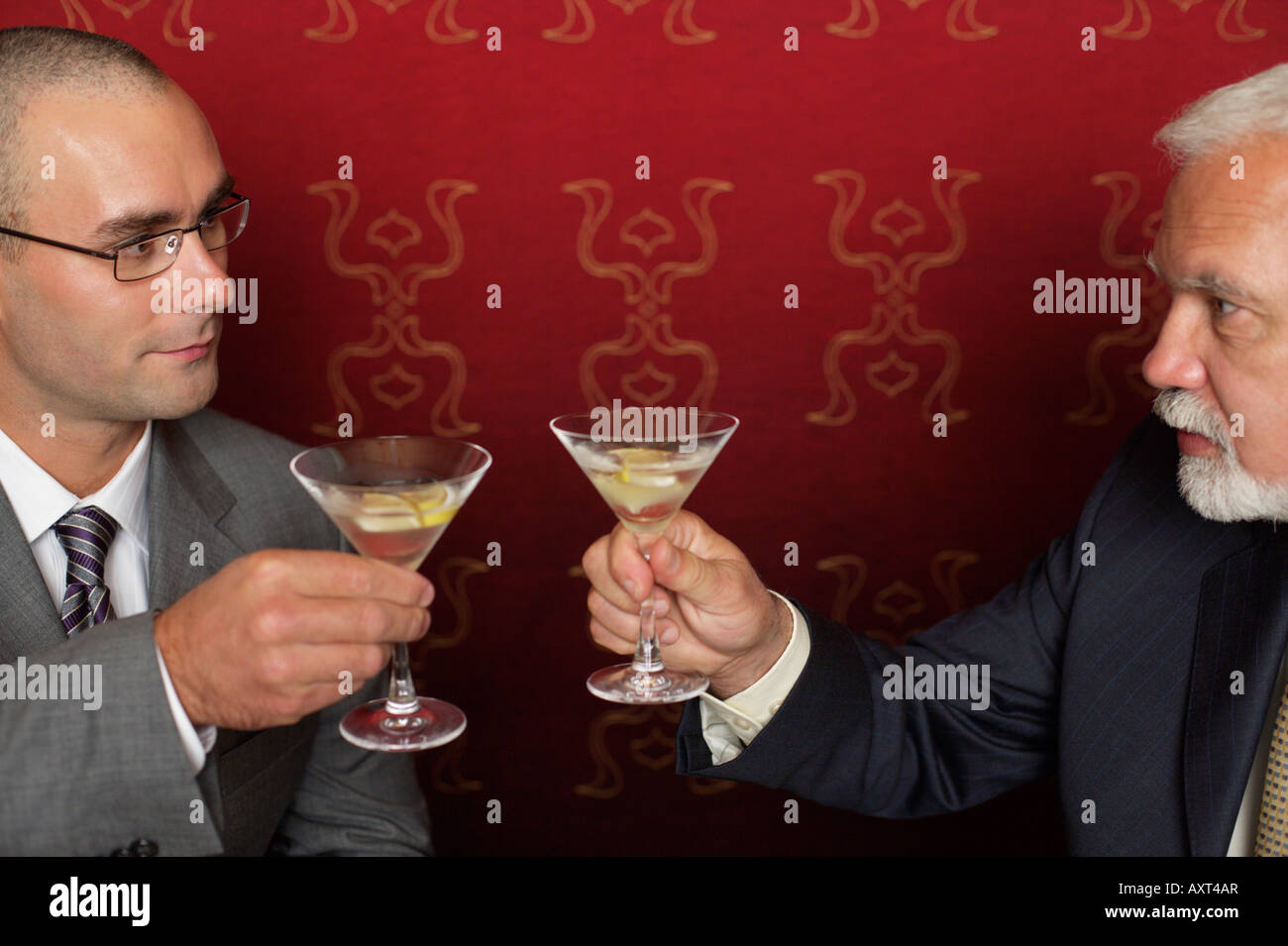 Deux hommes d'clinking glasses avec martini Banque D'Images