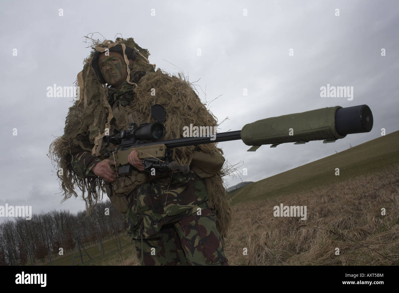 Les soldats d'infanterie de l'armée britannique démontrent leur plus récent L115A3 fusil de sniper sur les champs de tir de l'arme d'appui School UK Banque D'Images