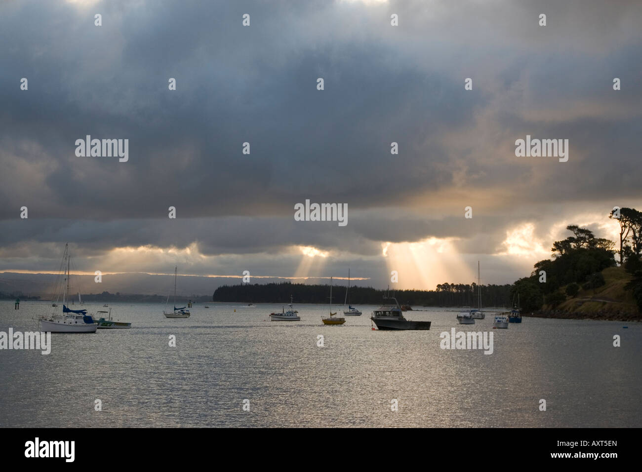 Rayon de soleil à travers les nuages plus de bateaux sur le lac Banque D'Images