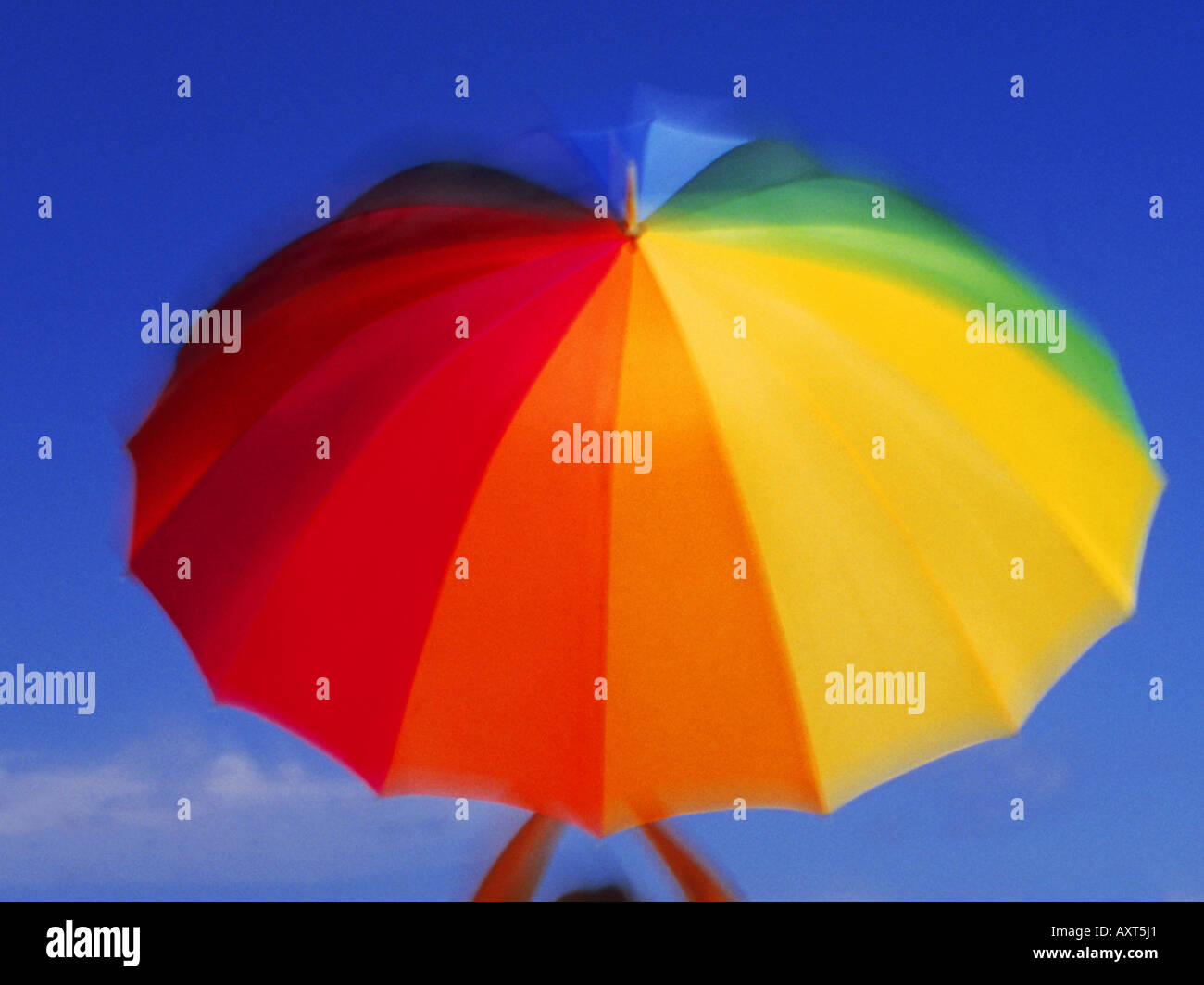 Parasol tournant coloré tenue par deux bras Banque D'Images