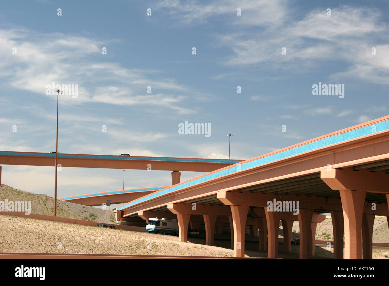 Un RV en passant par l'échange entre l'Interstate 25 et Interstate 40 à Albuquerque, Nouveau Mexique Banque D'Images