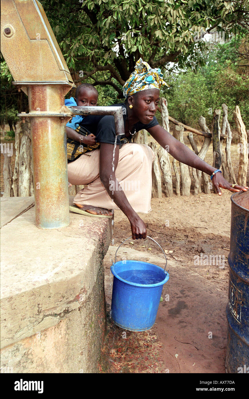 Une femme africaine à la collecte de l'eau en Afrique de l'ouest de la Gambie Banque D'Images