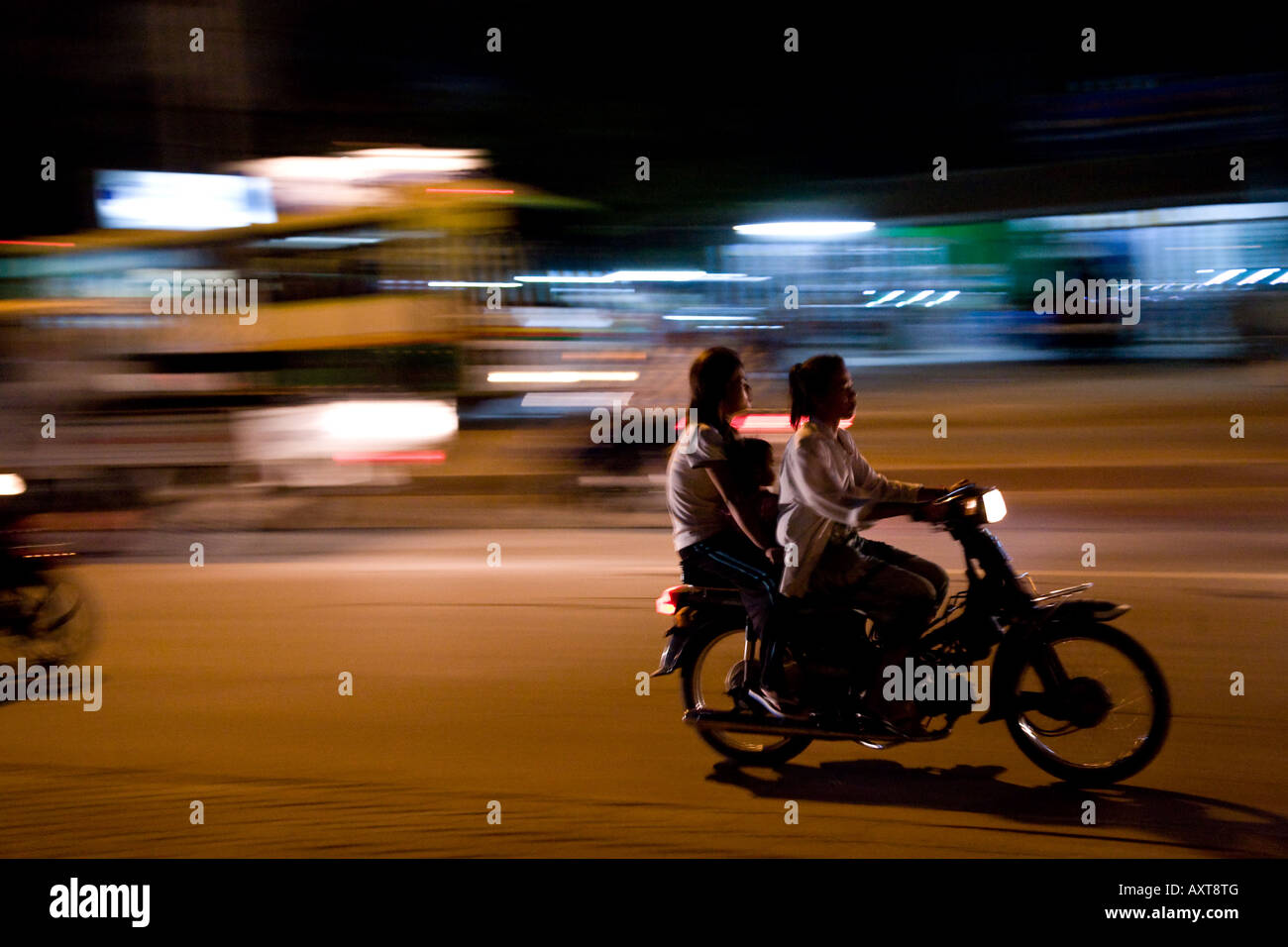 Une famille de 3 vitesses par sur une moto dans la nuit à Siem Reap, Cambodge Banque D'Images