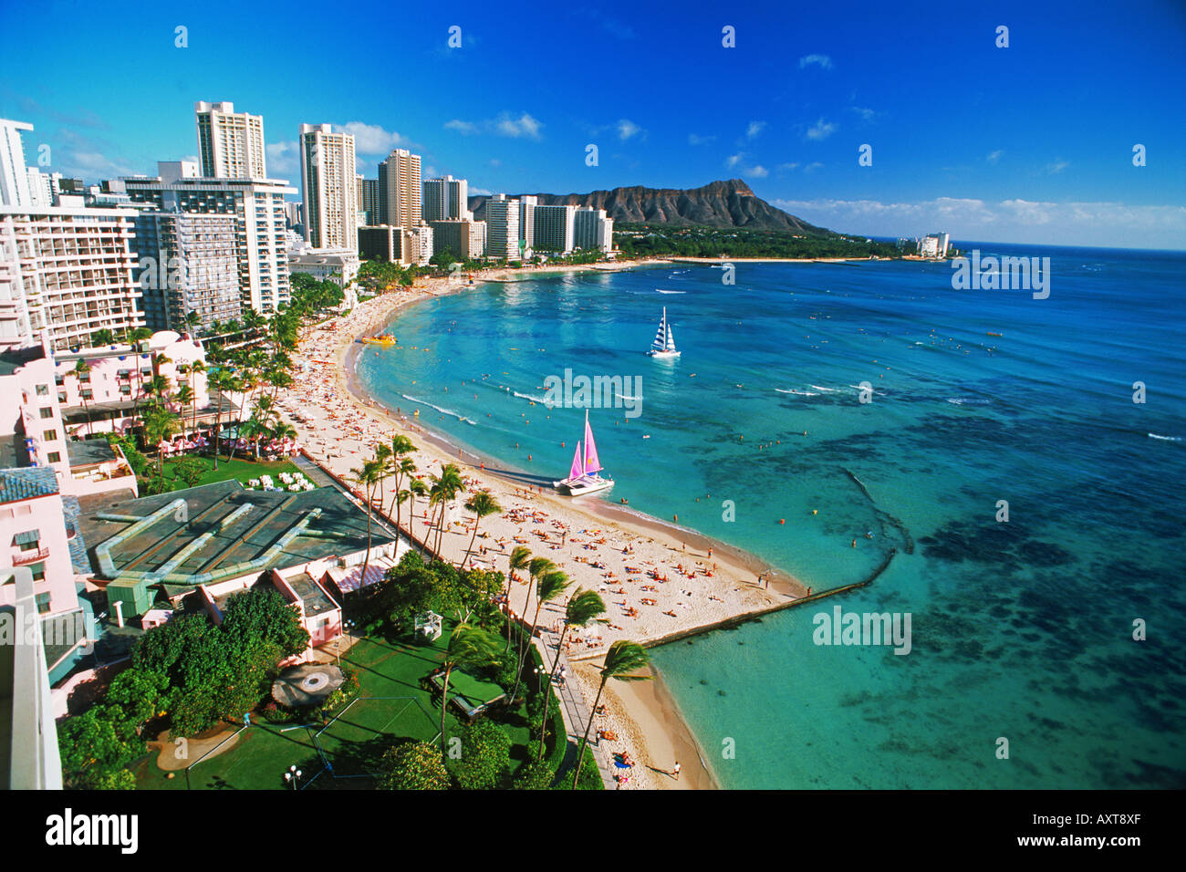La plage de Waikiki et Diamond Head en face de la plage avec des hôtels et les catamarans sur l'île d'Oahu à Hawaii Banque D'Images