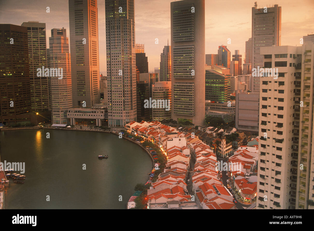 Coucher du soleil lumière contre des gratte-ciel le long de la rivière Singapour au-dessus de Boat Quay Banque D'Images