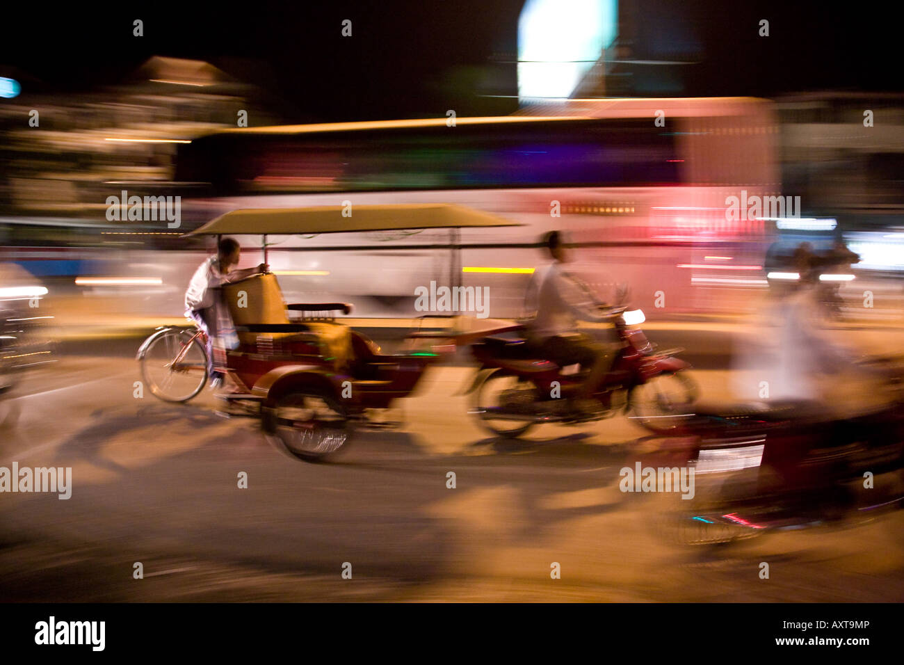 Le trafic de nuit à Siem Reap, Cambodge Banque D'Images