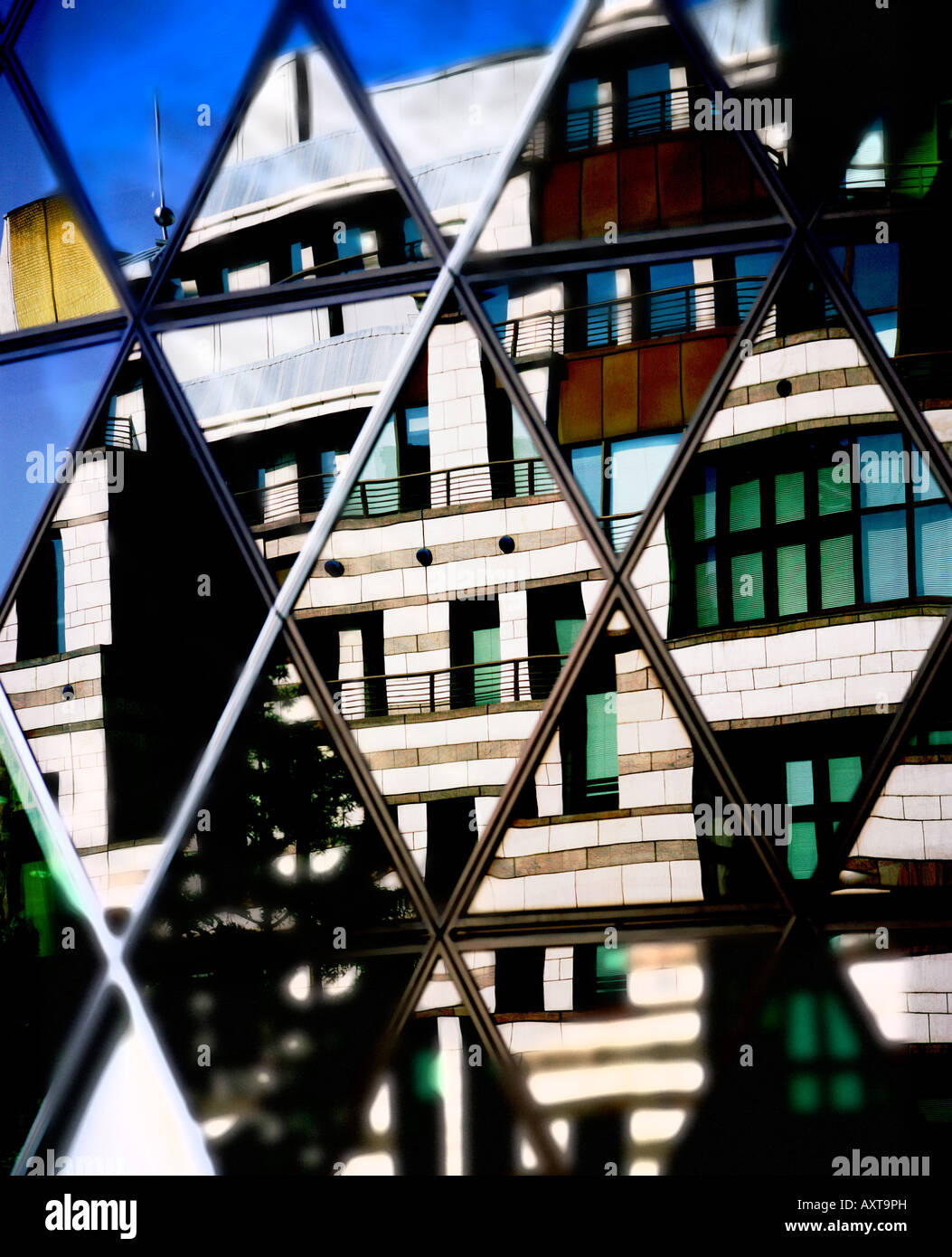 Bâtiments de St Mary Axe reflétée dans les fenêtres de la tour Swiss Re London Gherkin Banque D'Images
