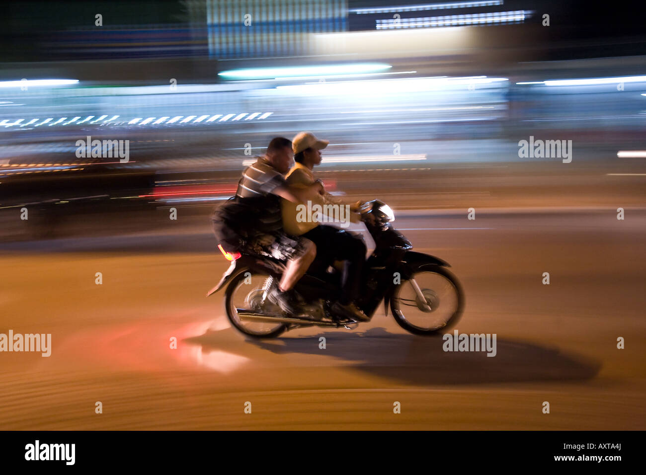 Un touriste monte un motortaxi dans les rues de Siem Reap, Caombodia la nuit Banque D'Images