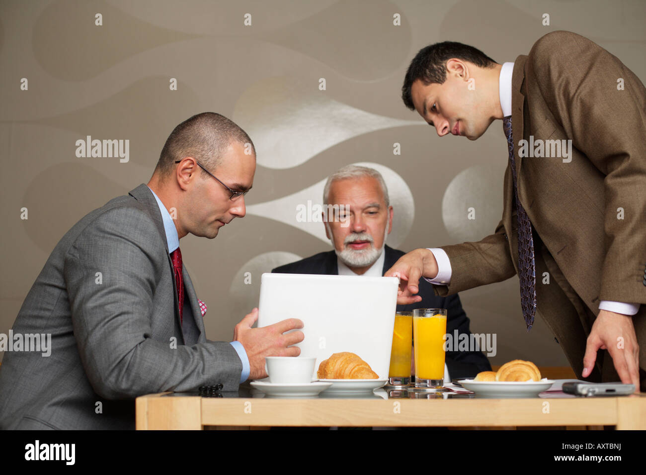 Trois hommes d'avoir une réunion Banque D'Images