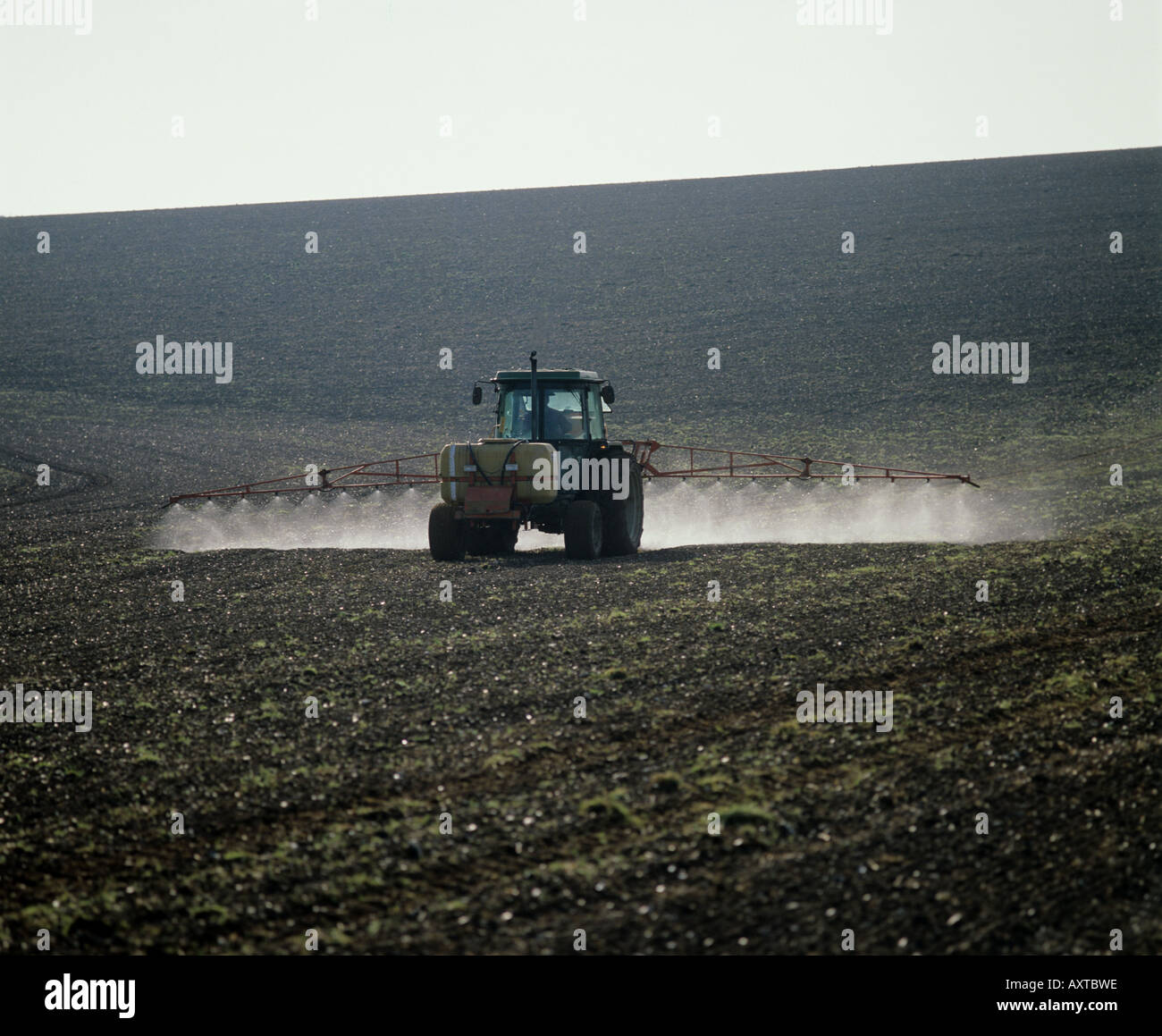 Tracteur John Deere pulvérisation de mauvaises herbes annuelles, avant la récolte de replantation Banque D'Images