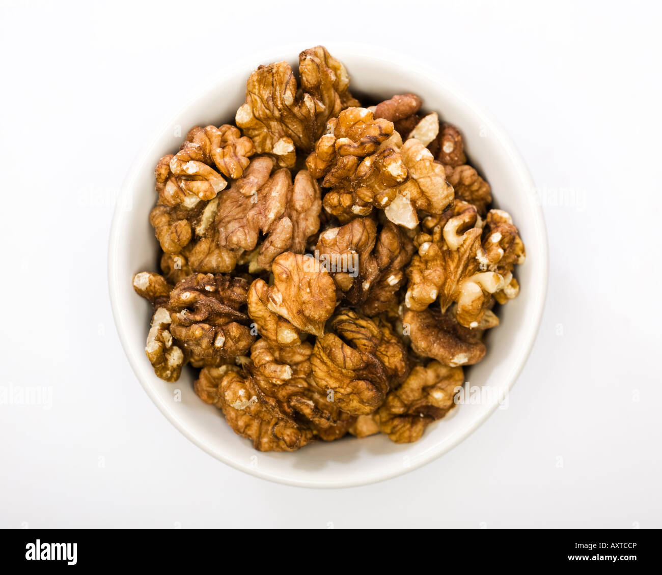 Les cerneaux de noix dans un bol blanc Banque D'Images