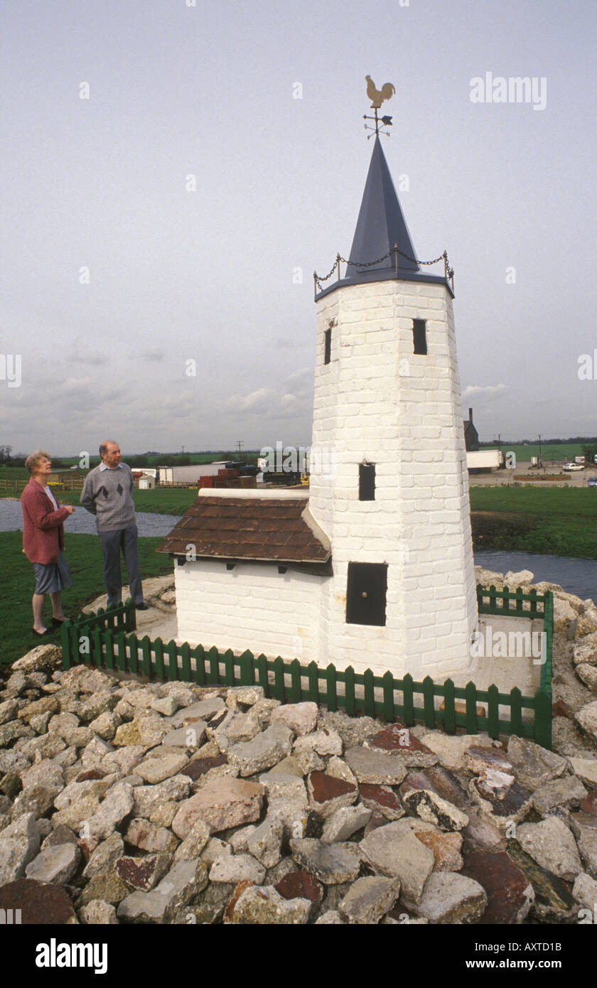 Crématorium pour animaux de compagnie, jardin du souvenir couple dont le chien de compagnie a récemment été incinéré visite où les cendres ont été dispersées. Royston, 1990s Royaume-Uni Banque D'Images