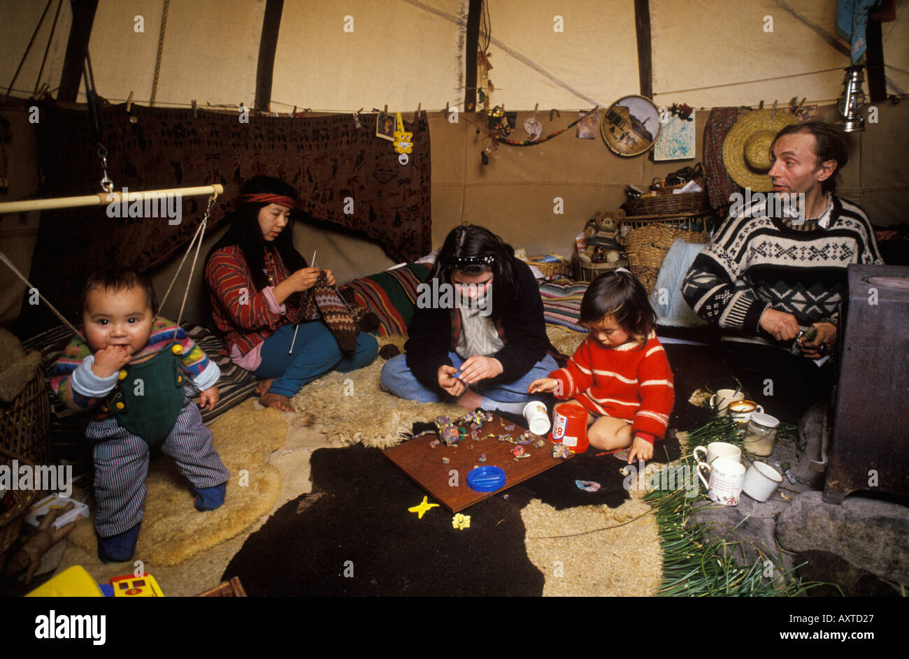 Vivre hors réseau Royaume-Uni. Tepee Valley Rev Rik Mayes et le groupe familial vivant dans un Tipi. Communauté hippie galloise des années 1980. 1985 Llandeilo, pays de Galles 1985 HOMER SYKES Banque D'Images