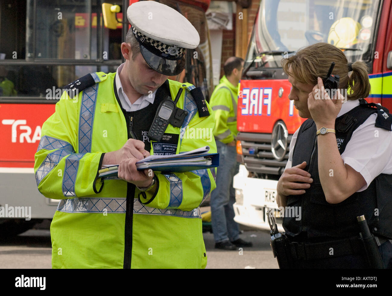 Les officiers de police sur les lieux à un accident de la circulation, Hounslow, Middlesex, Royaume-Uni. 30 mars, 2008. Banque D'Images