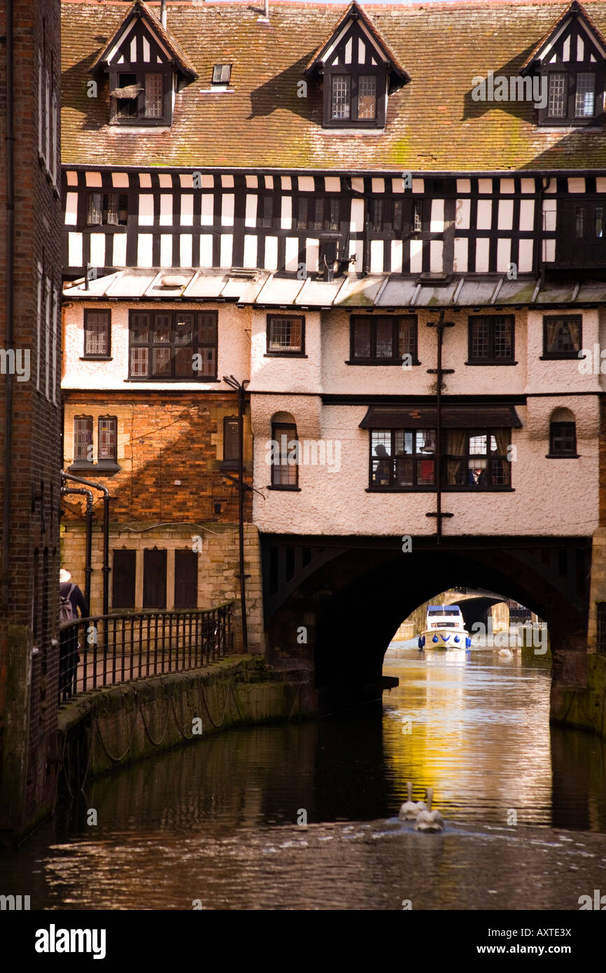 Le café « Bridge House » élisabéthan au-dessus de la rivière Witham, Lincoln, The Glory Hole. Lincolnshire, Angleterre Banque D'Images