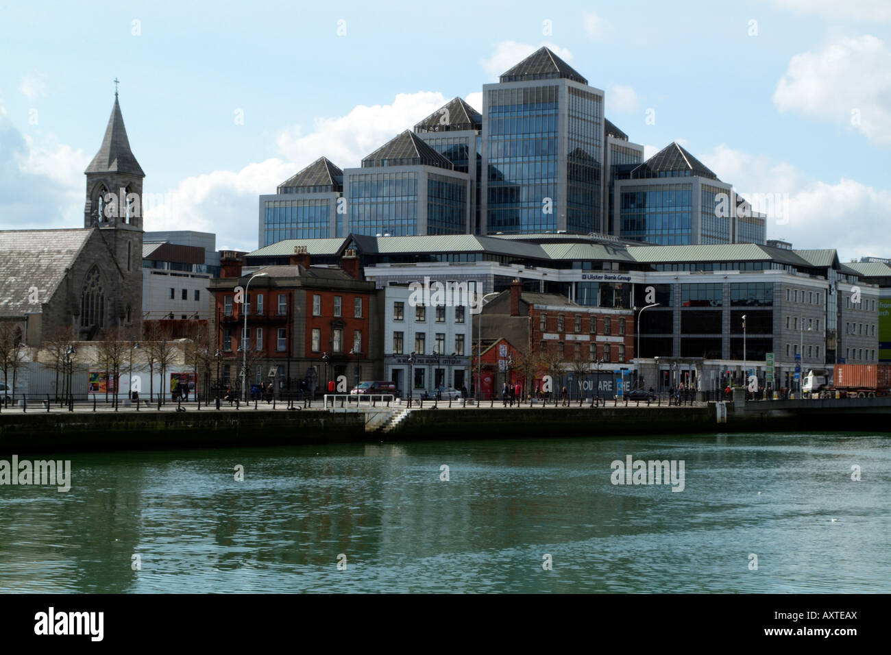 Ulster Bank Group Building Georges Quay Dublin Irlande situé sur la rivière Liffey Banque D'Images