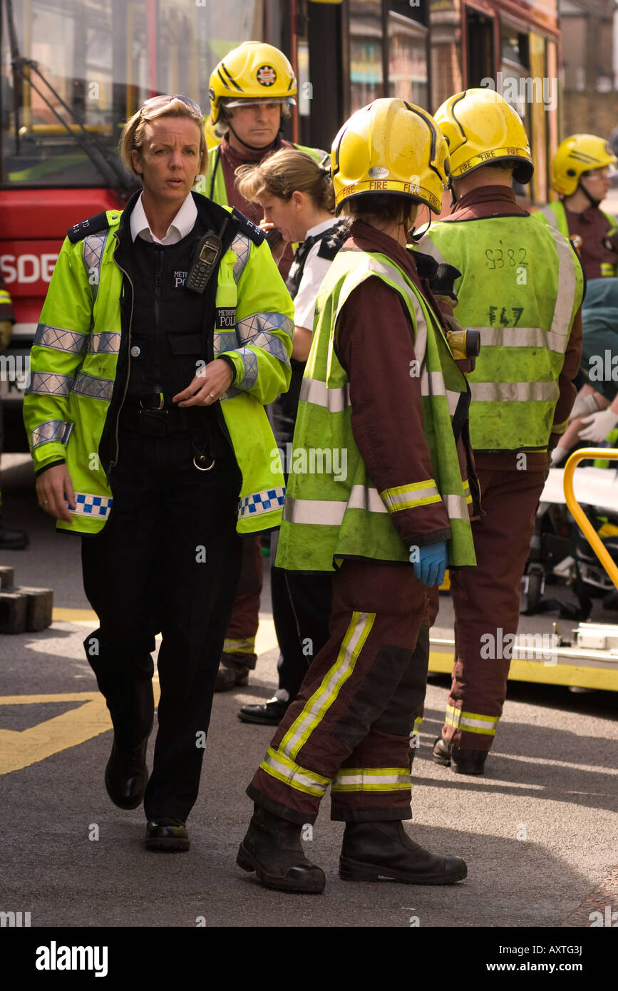 Les services d'urgence sur les lieux d'un accident de la route à Hounslow Middlesex Dimanche 30 Mars 2008 Banque D'Images