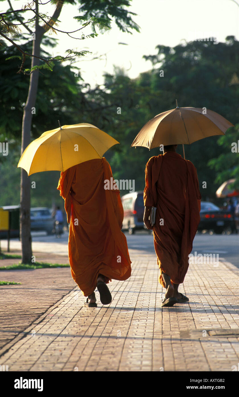 Phnom Penh deux moines à l'aide d'un parapluie pour se protéger contre le  soleil Photo Stock - Alamy