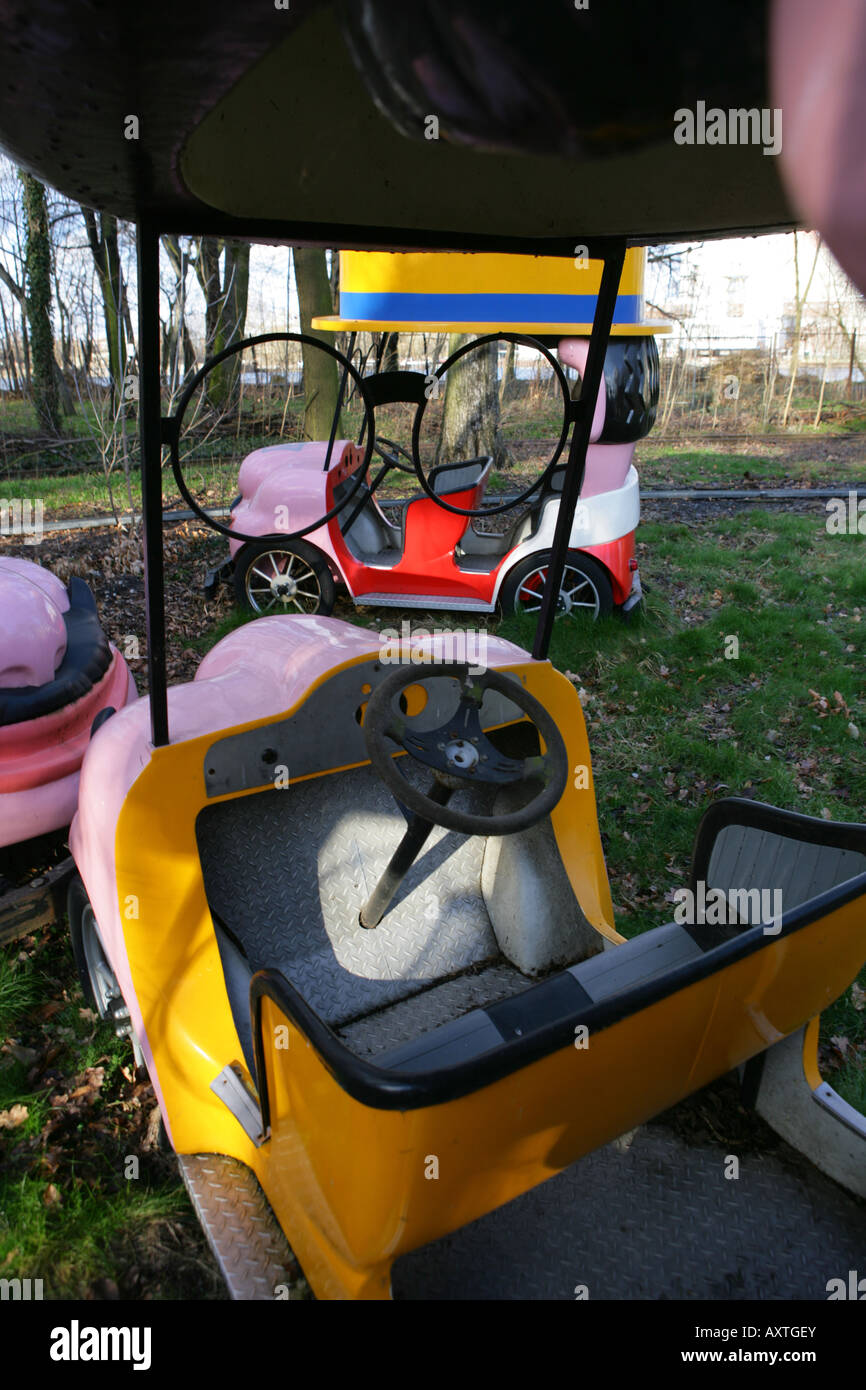 Une voiture pour les enfants tombe en morceaux Banque D'Images