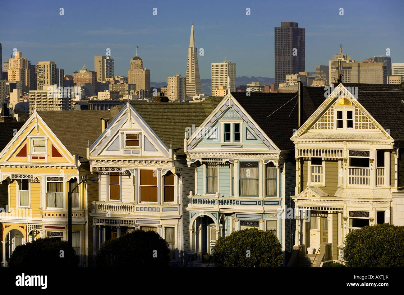 Maisons victoriennes restaurées et l'horizon de San Francisco. Banque D'Images
