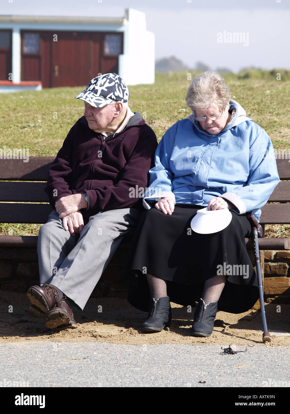 Vieux couple assis sur un banc face à la mer Photo Stock - Alamy