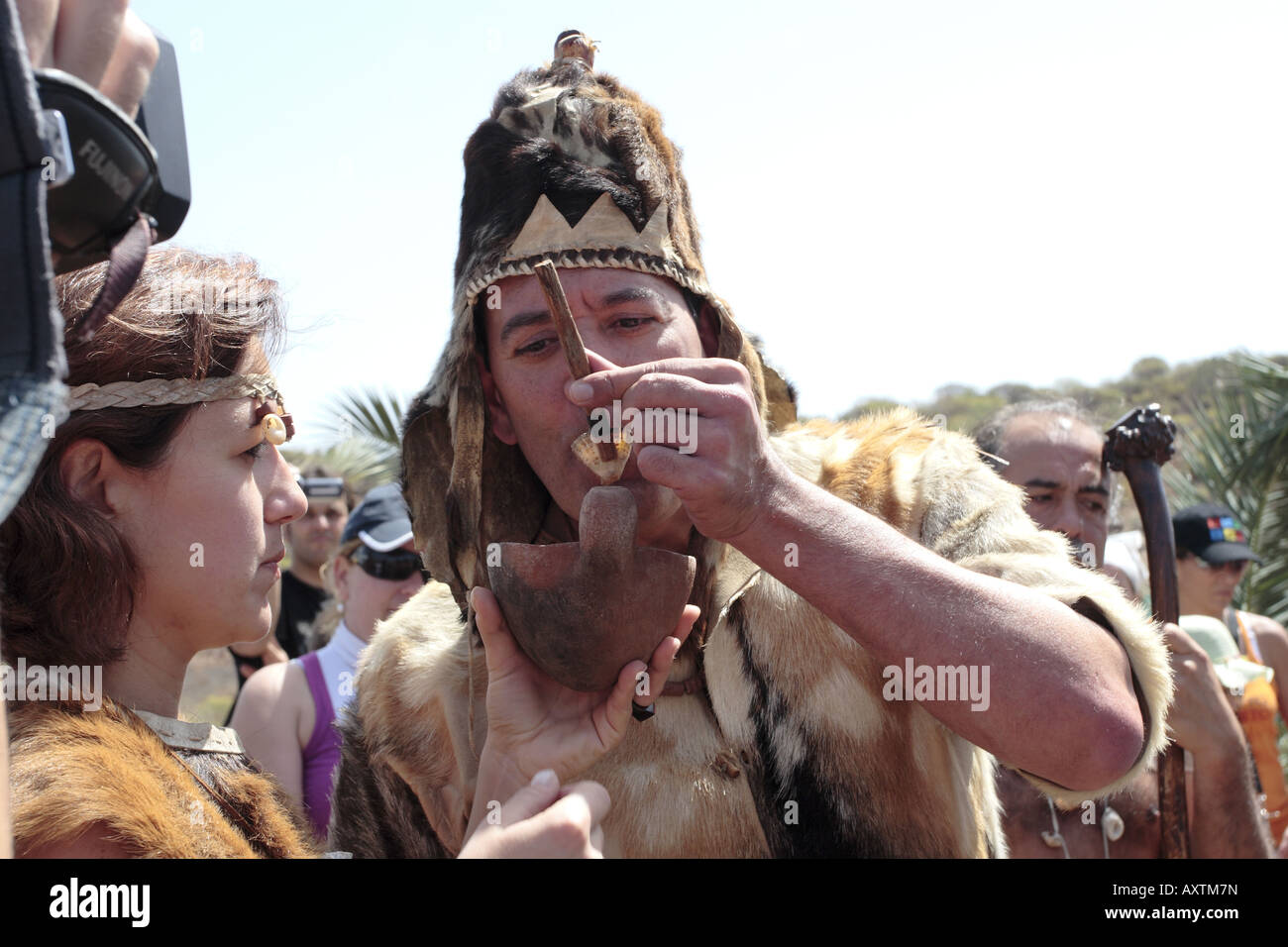 Guanche mariée et le marié partagent leur nourriture à partir d'un bol de cérémonie, un Ganigo, lors de leur cérémonie de mariage, Tenerife, Canaries, Espagne Banque D'Images