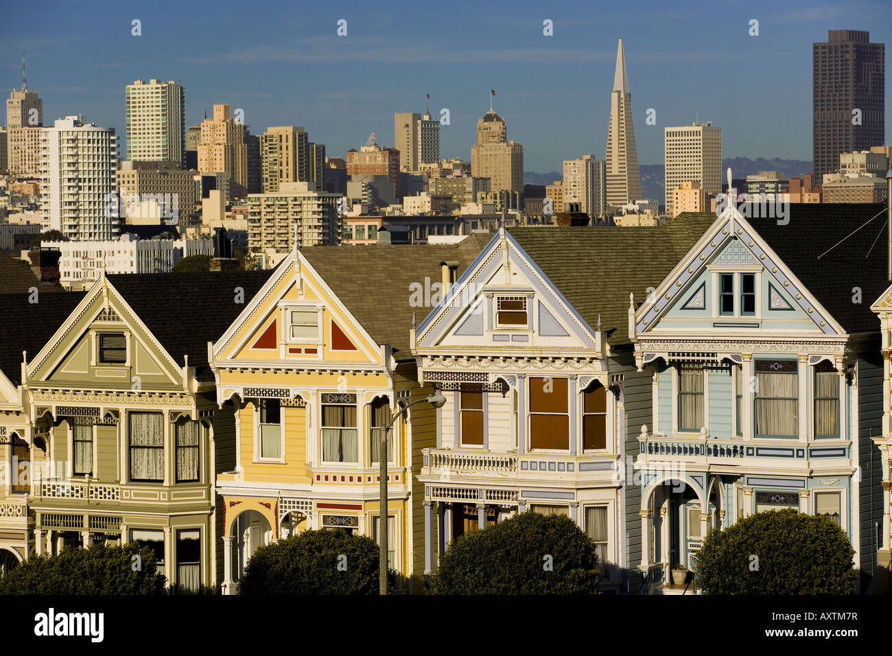 Maisons victoriennes restaurées et l'horizon de San Francisco. Banque D'Images