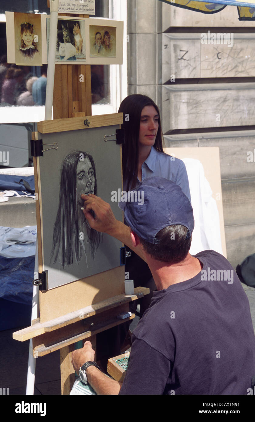 Dessin Portrait jeune femme artiste touristique au Edinburgh Festival Fringe Edimbourg en Ecosse Banque D'Images