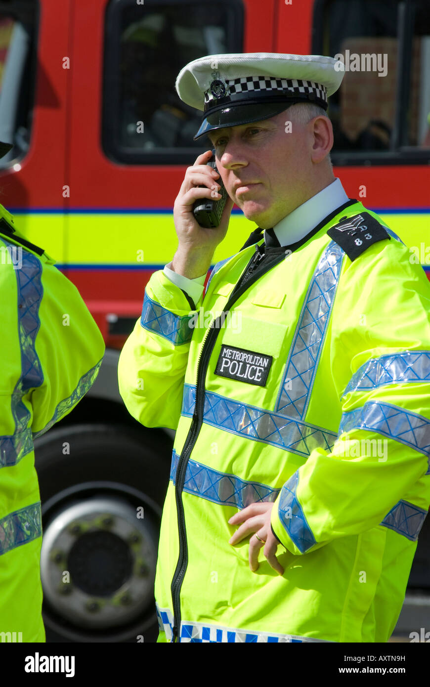 Agent de police sur les lieux d'un accident de la route, Hounslow, Middlesex, Royaume-Uni. Le 30 mars 2008. Banque D'Images