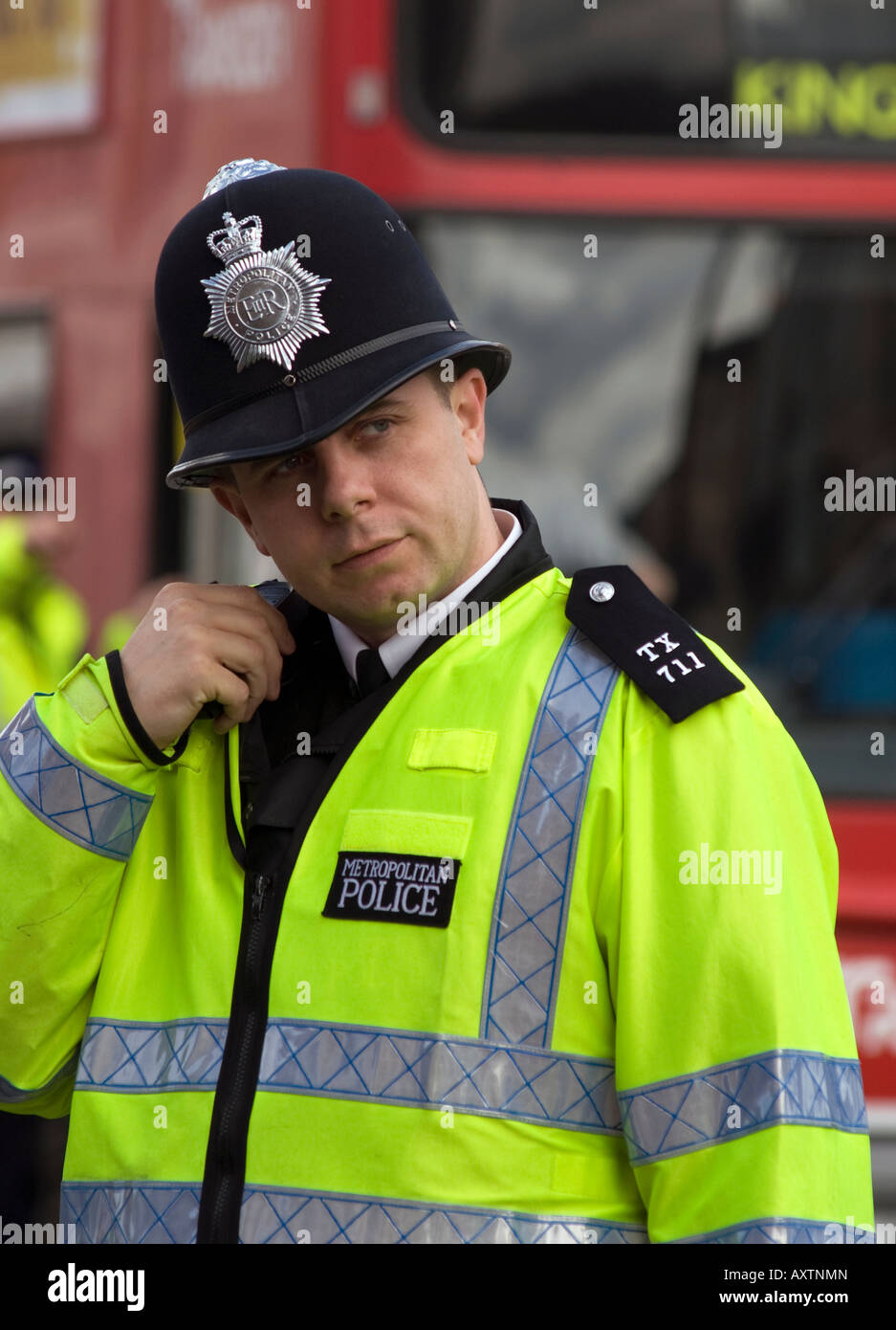 Agent de police lors d'accident de la route, Hounslow, Middlesex, Royaume-Uni. Dimanche 30 mars 2008. Banque D'Images