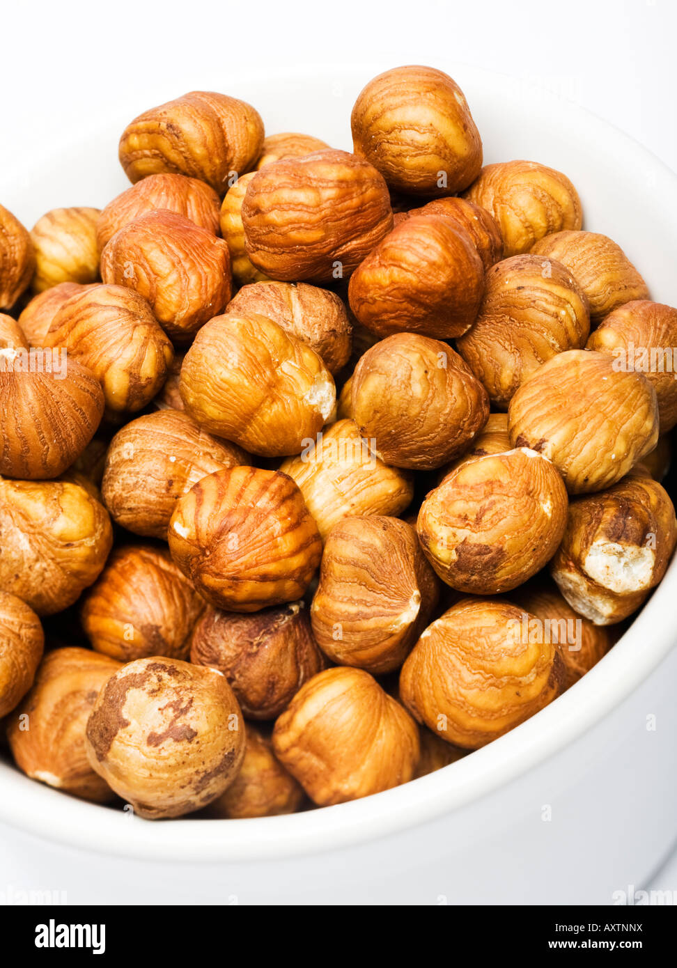 Les noisettes ou amandes avelines dans un bol blanc close up Banque D'Images