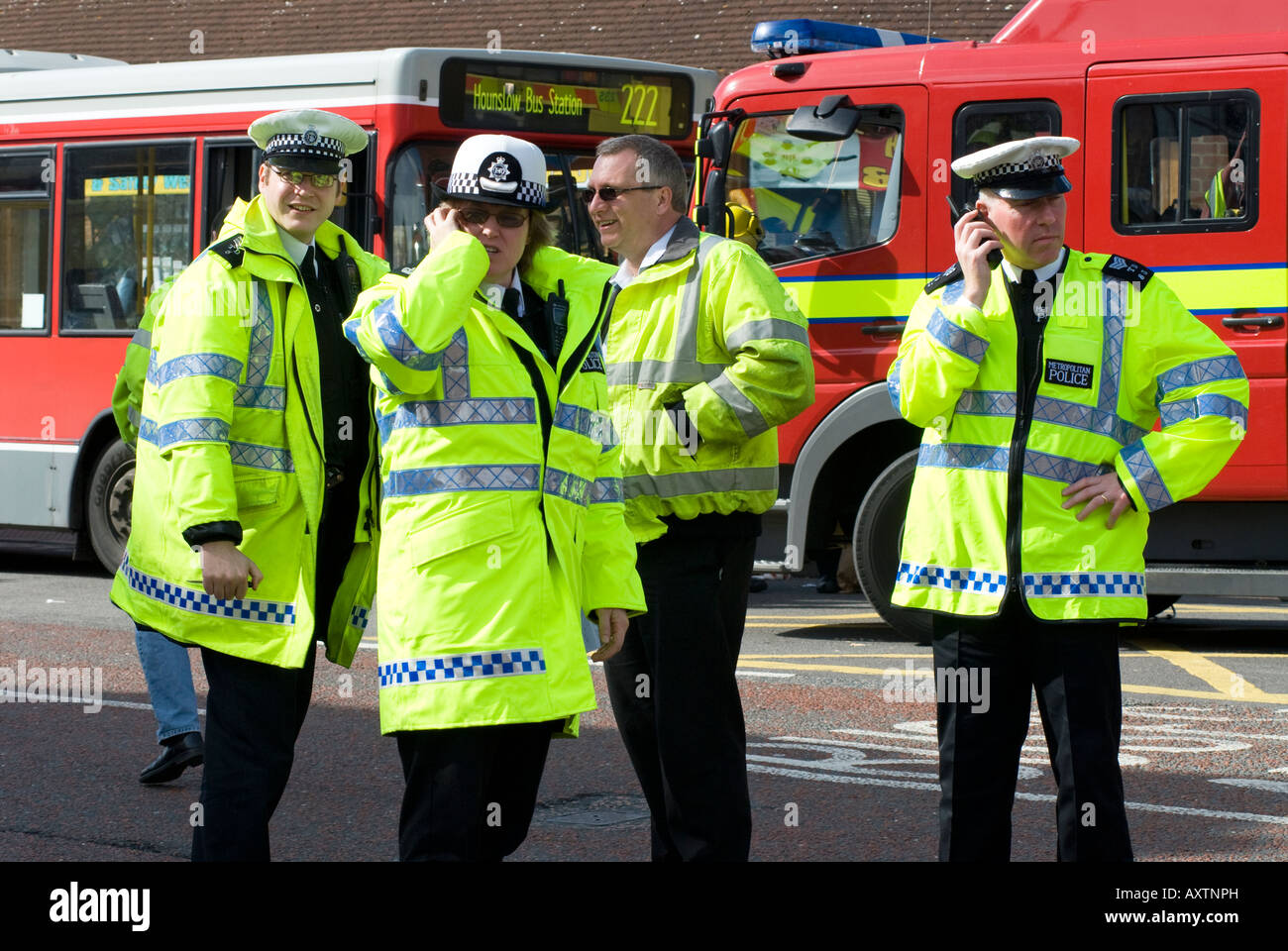 Les services d'urgence sur les lieux d'un accident de la route à Hounslow Middlesex 30 Mars 2008 Banque D'Images