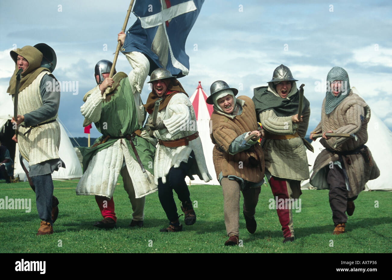 La charge des soldats avec des lances à une reconstitution historique Banque D'Images