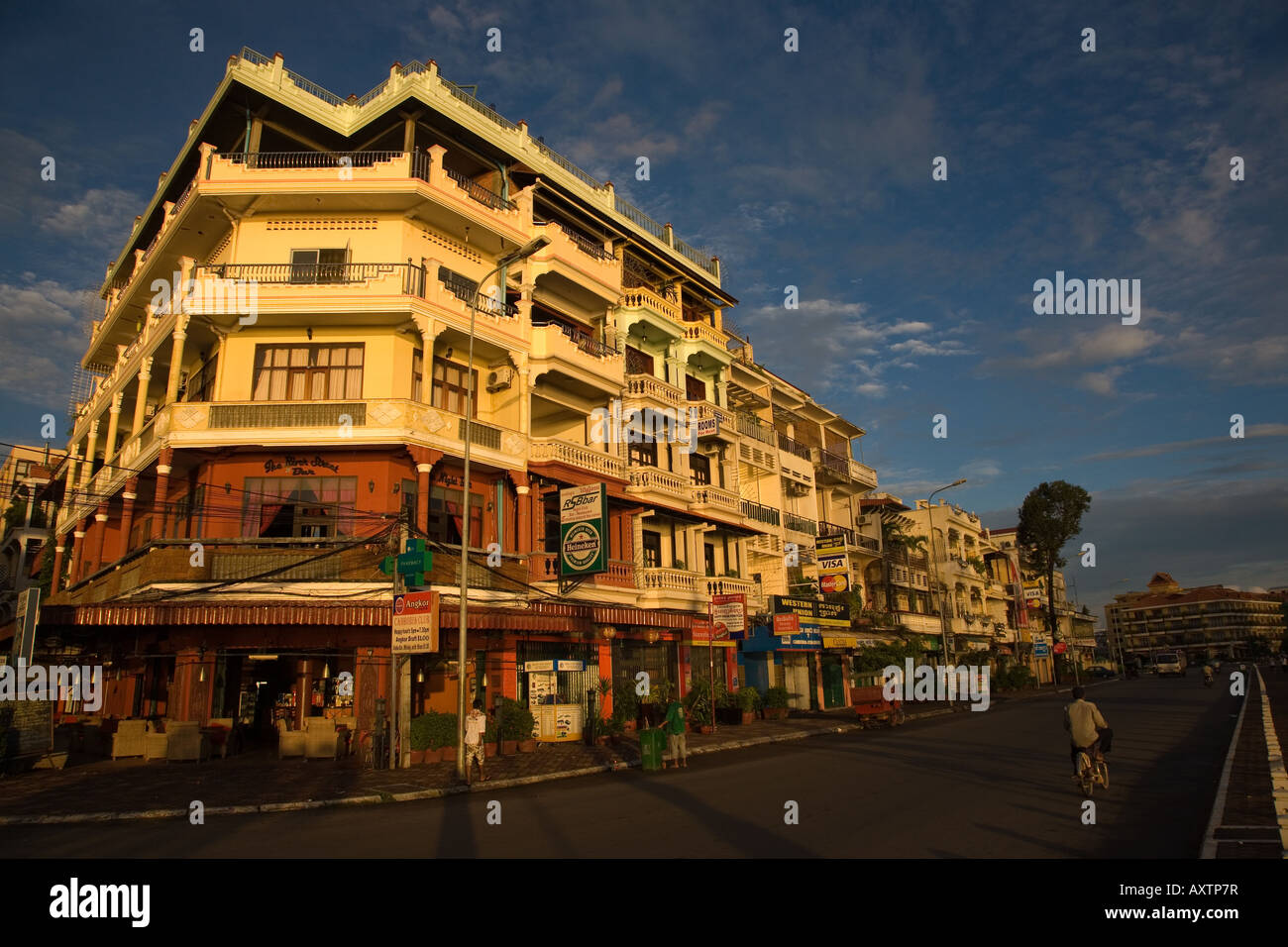 Phnom Penh's Sisowath Quay au lever du soleil Banque D'Images