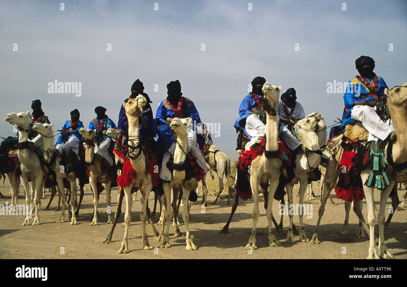 Des tribus touareg sur leurs chameaux au Festival dans le désert, dans le nord du Mali, Afrique de l'Ouest Banque D'Images