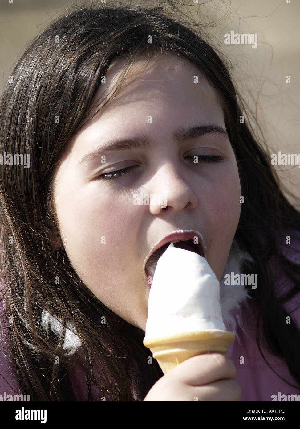Portrait d'une jeune fille manger une glace Banque D'Images