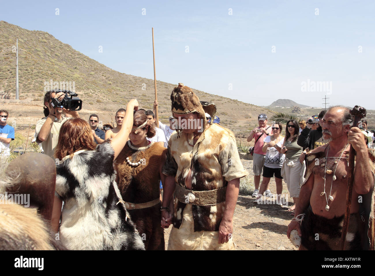 Le sel est dispersée sur la mariée par la prêtresse dans la cérémonie de mariage Guanche, Tenerife, Canaries, Espagne. Banque D'Images