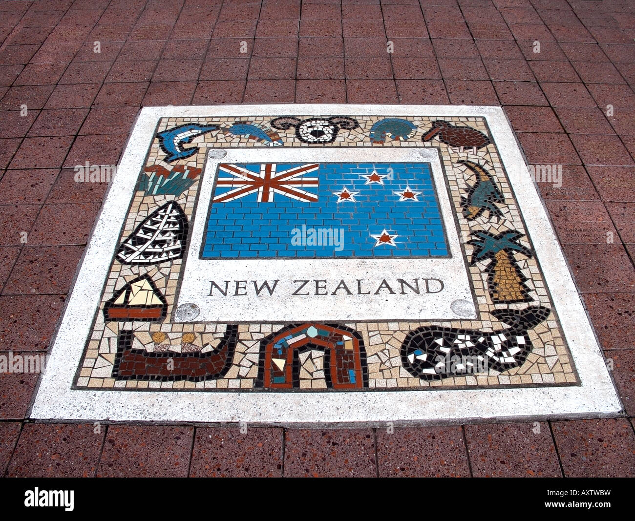 Drapeau de la Nouvelle-Zélande en mosaïque de la promenade à côté du stade du millénaire, Cardiff au Pays de Galles au Royaume-Uni. Banque D'Images