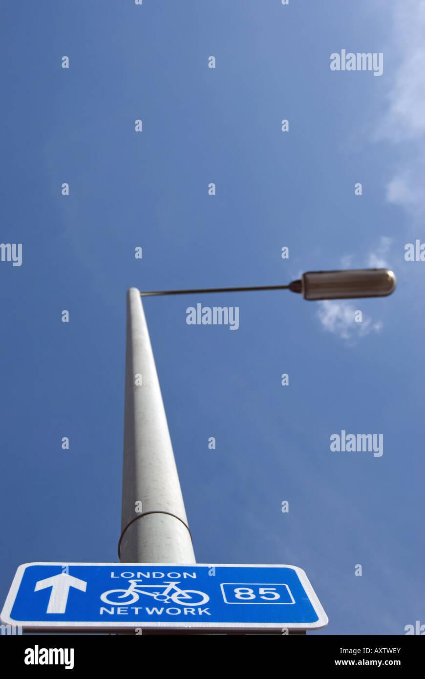 En bleu et blanc panneau routier indiquant le London cycle network, fixé à un lampadaire sur la North Circular Road à Londres Banque D'Images