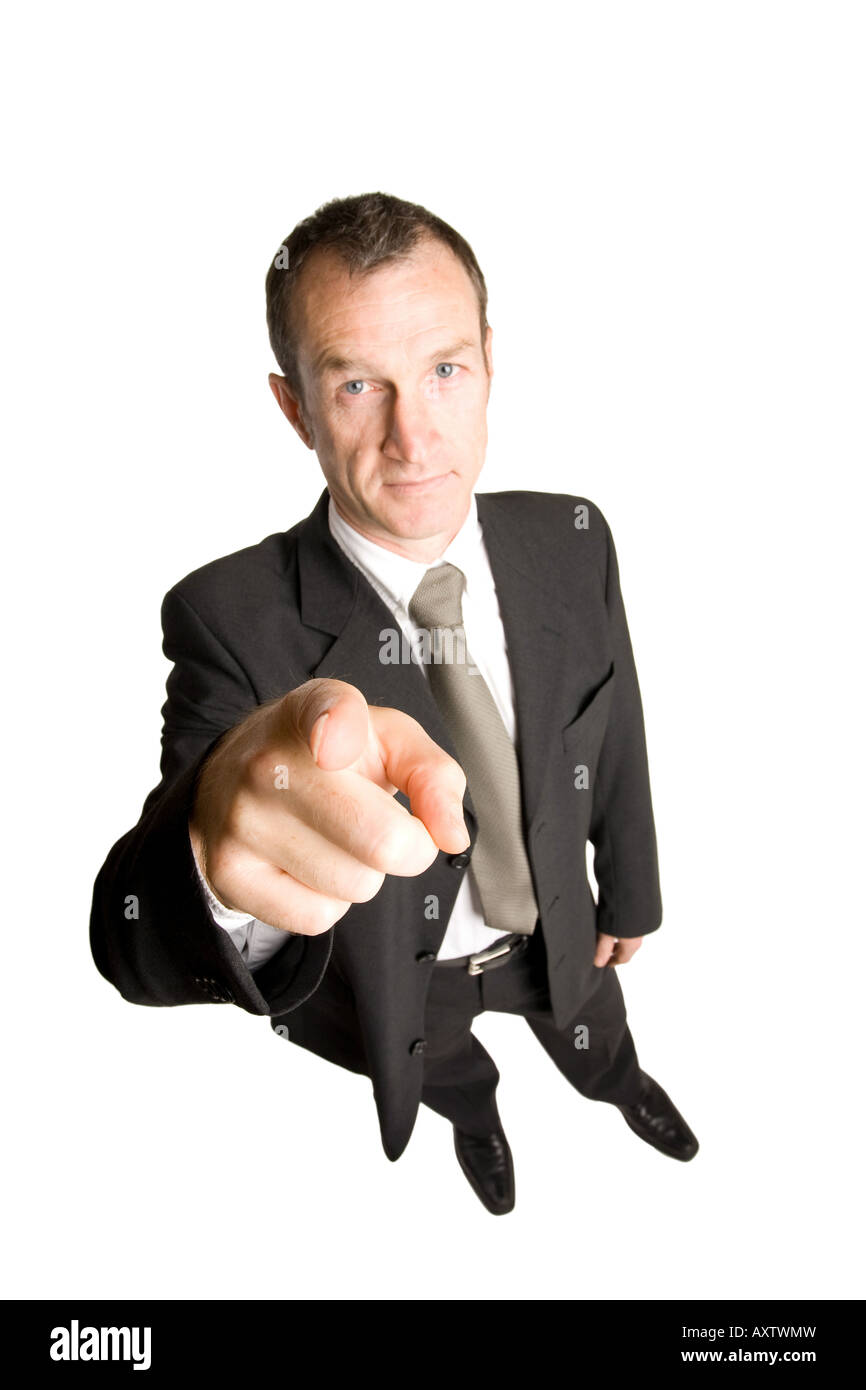 Homme d'affaires debout dans un costume noir pointant un doigt dans votre direction visant le spectateur. La vue est de haut en bas. Banque D'Images