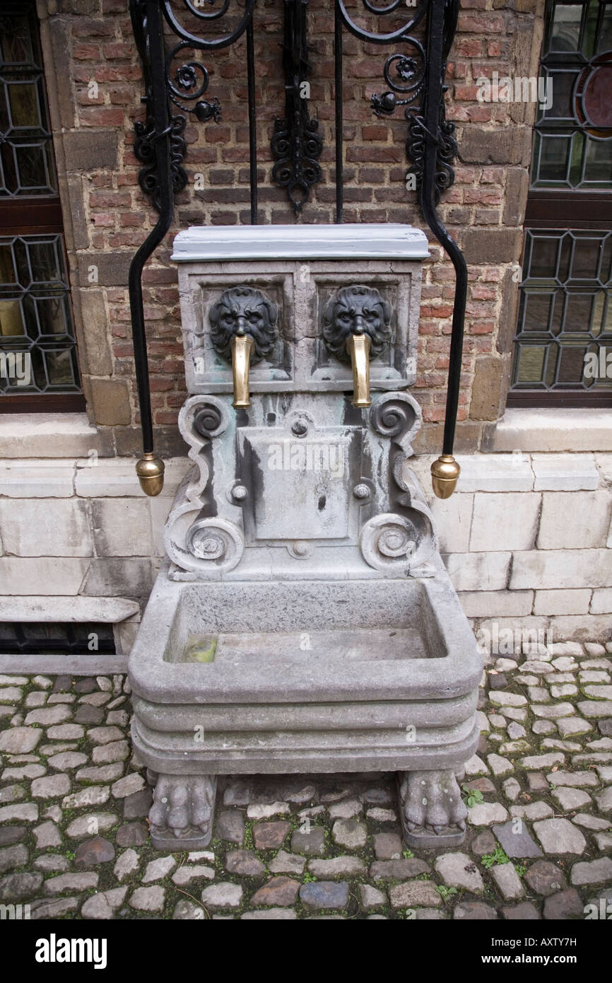 Cuve d'eau avec robinets en laiton ou jets d'eau : dans la cour à la maison de l'artiste, Peter Paul Rubens, à Anvers, Belgique Banque D'Images