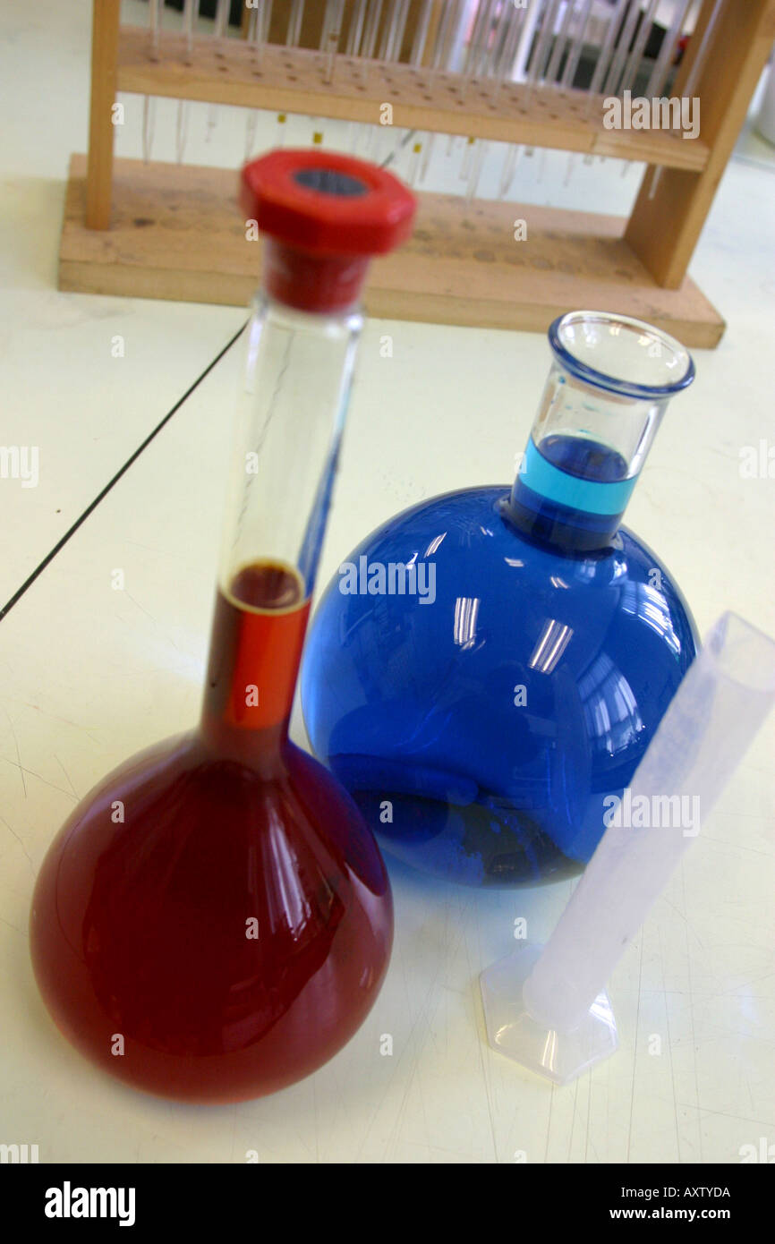 Verrerie de laboratoire de 6e niveau de liquides dans des ballons de couleur lab Banque D'Images