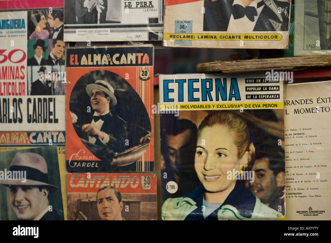 Vieux magazines avec Carlos Gardel et Evita Peron au salon des antiquaires Feria de San Pedro Telmo à la Plaza Dorrego Buenos Aires Banque D'Images
