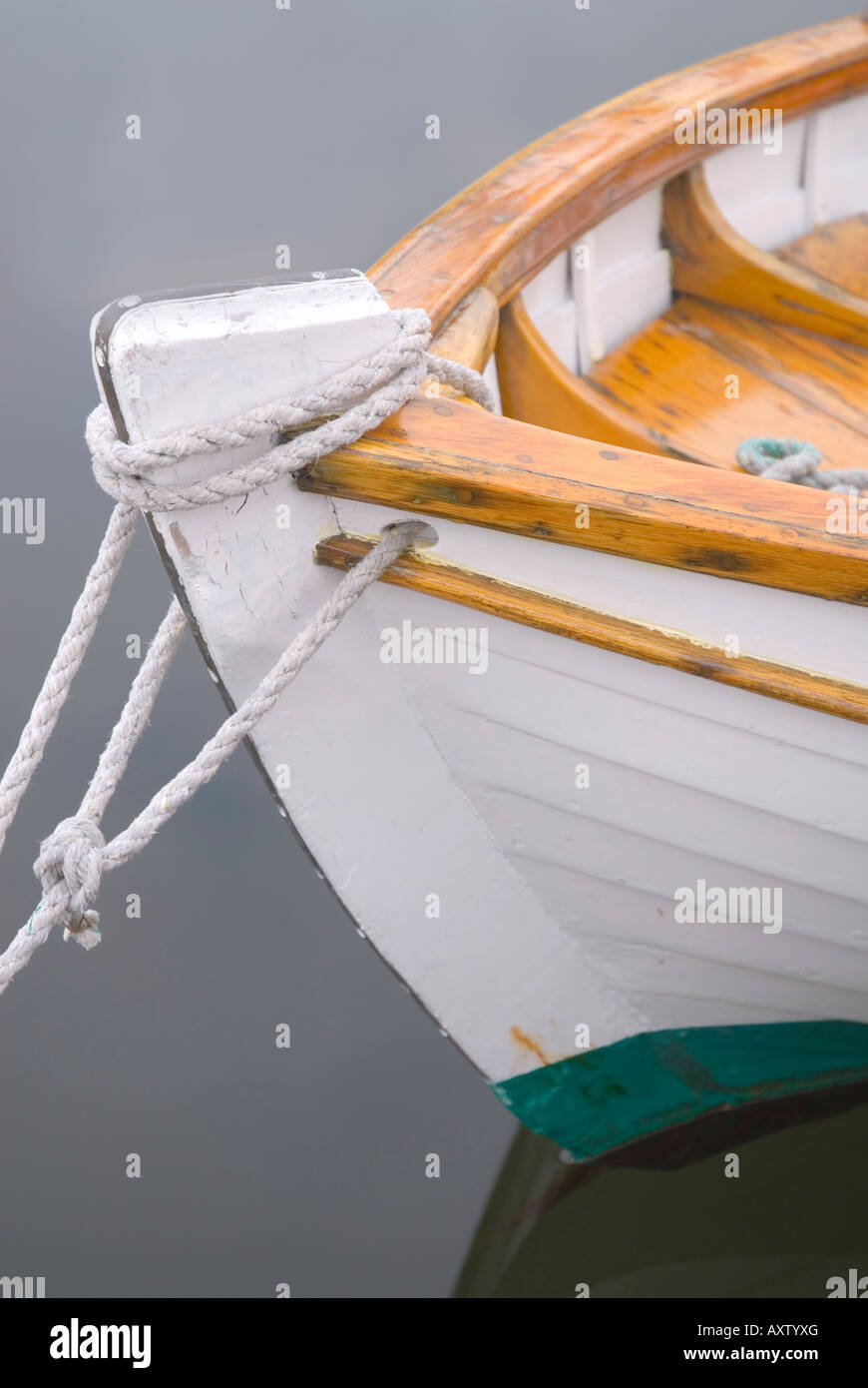 La proue d'un petit bateau blanc et son reflet dans l'eau Banque D'Images