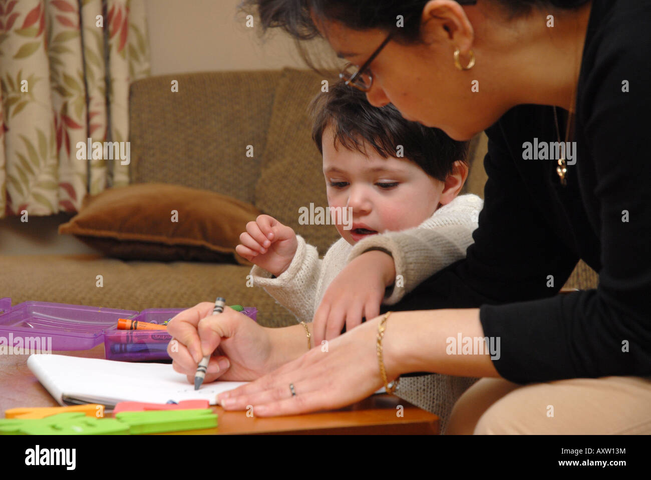 Elle homeschools mère hispanique 2 1/2 ans enfant Banque D'Images