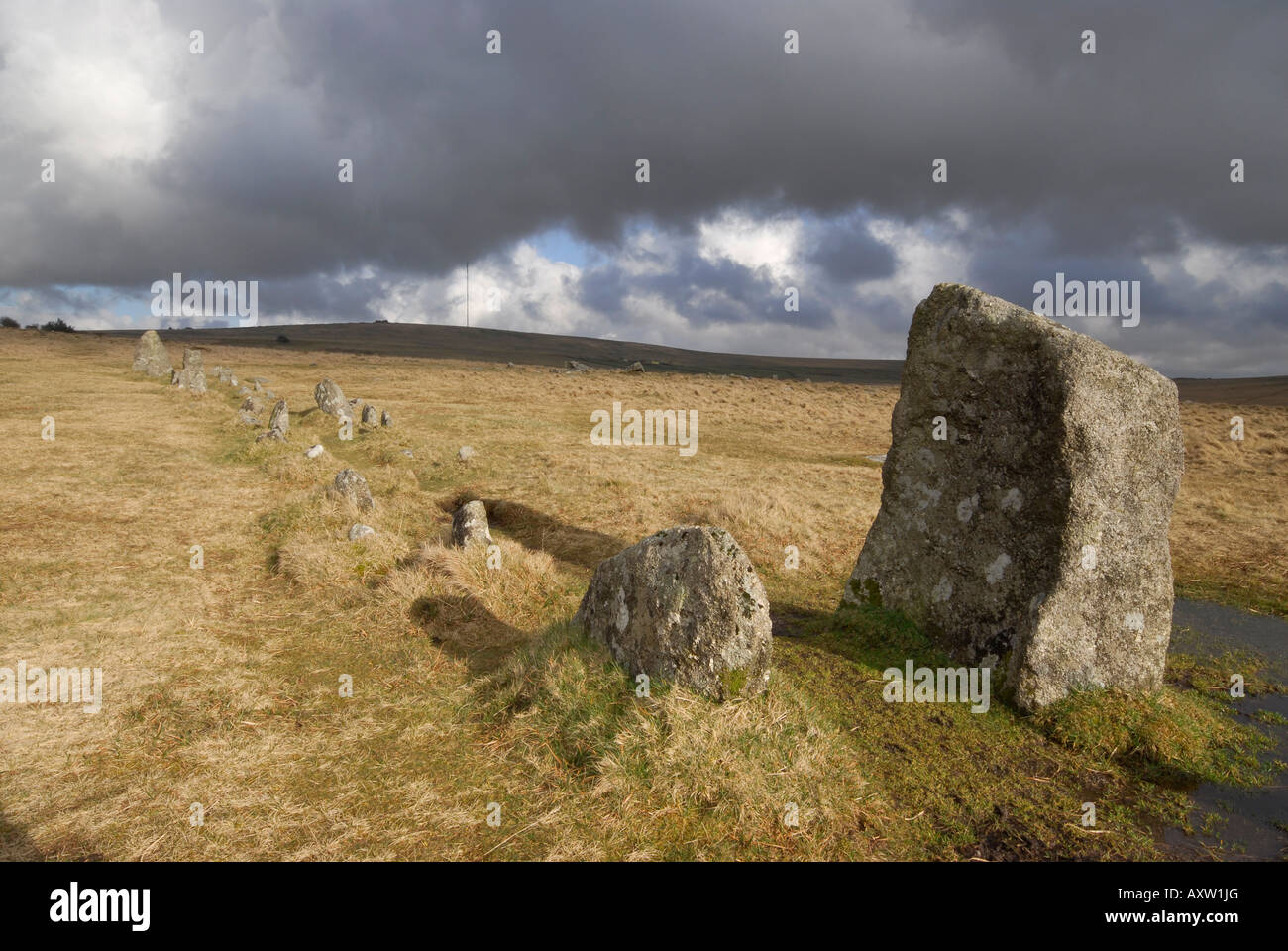 Afficher le long de la rangée de pierre Merrivale Princetown avec mât radio dans la distance, Dartmoor, dans le Devon, Angleterre Banque D'Images