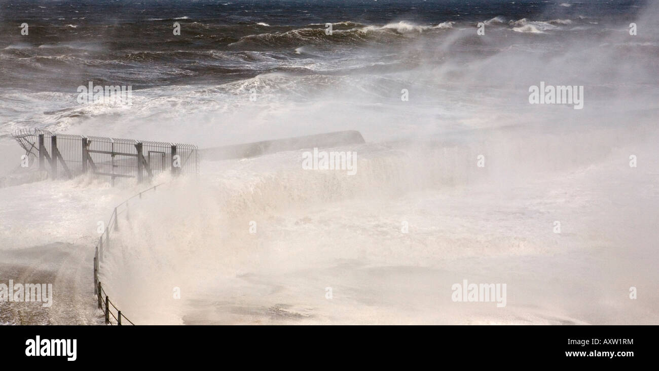 Un souffle de vent violent et grave des vagues dans les grilles verrouillées de Seaham Pier dans le comté de Durham Banque D'Images