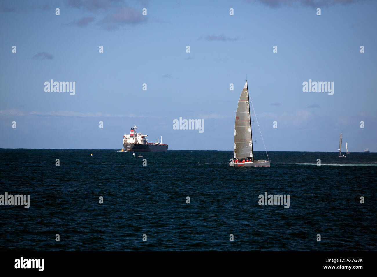 Maxi Yacht Wild Oats avec pétrolier, dans la distance à l'extérieur de la tête, Sydney, Australie Banque D'Images